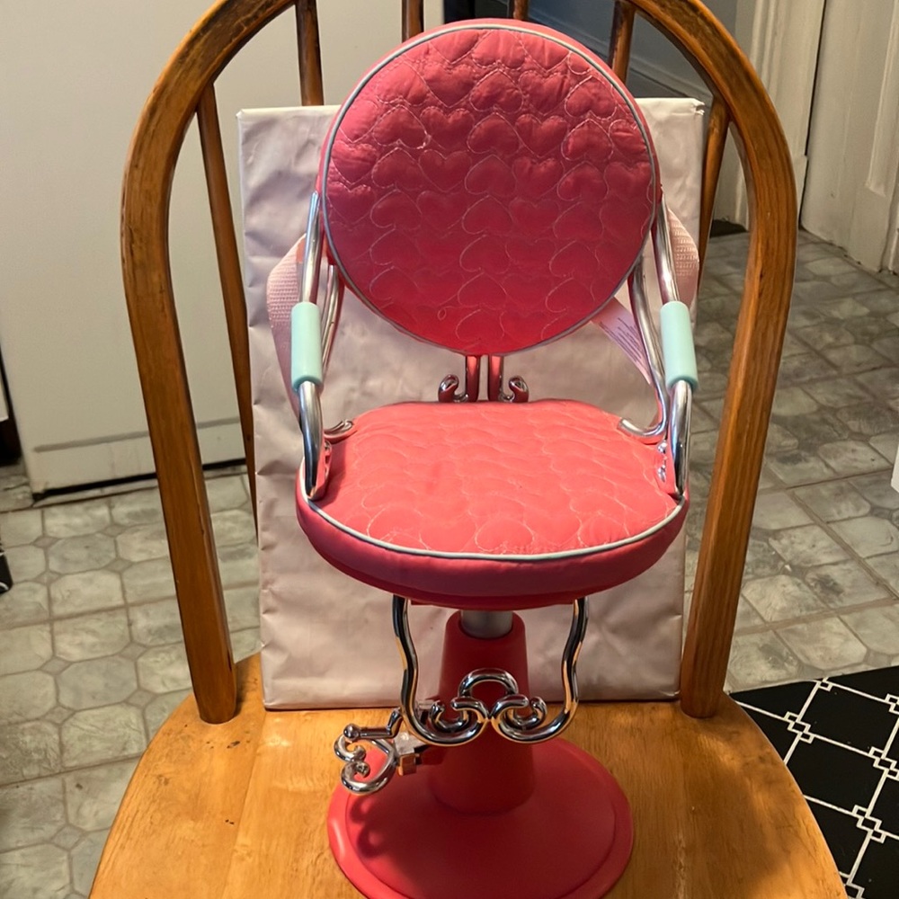 Like new   Beautiful doll size. ( 18”-21”high)  adjustable designer hair salon
